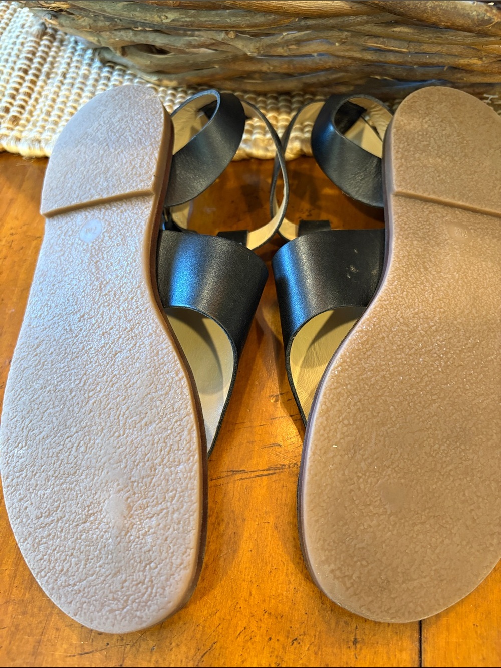 Michael Kors Black Leather T-Strap Toe-Ring Sandals - Picture 5 of 5